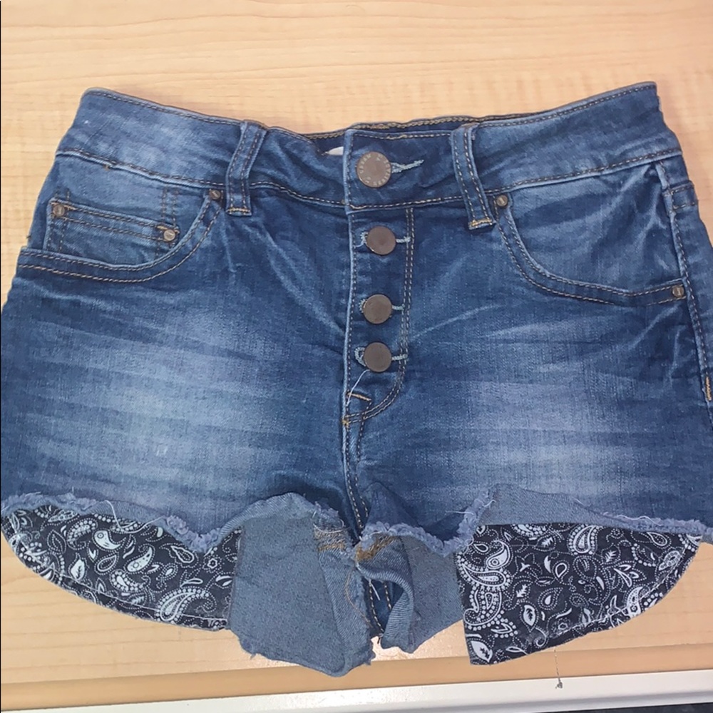 Dark wash denim shorts with Pattern pockets